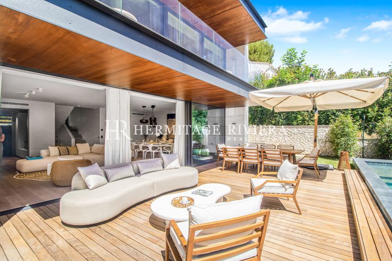 Moderne Luxusvilla mit Meerblick