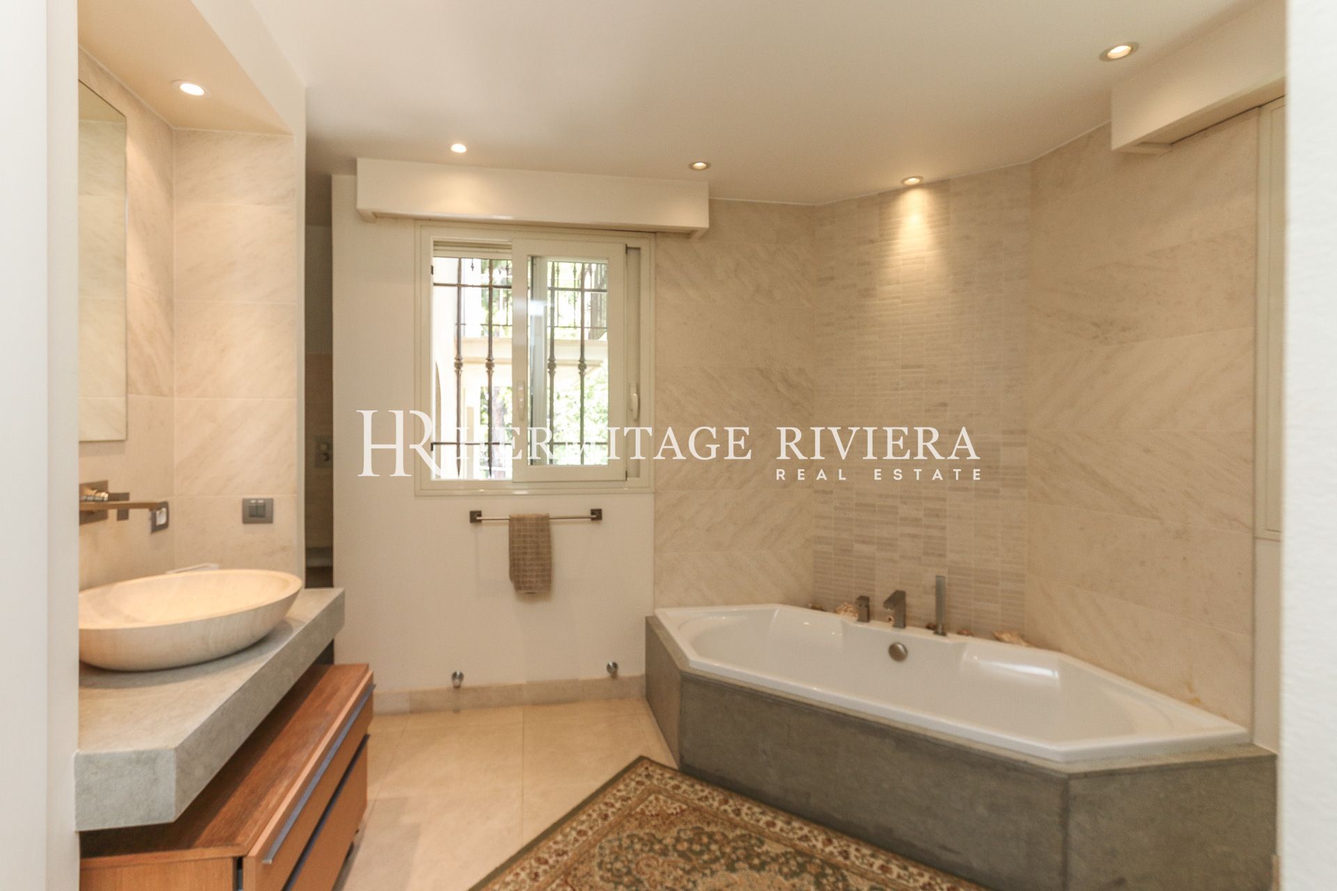 Property overlooking Monaco - Sea views - Pool - Flat garden  (image 18)