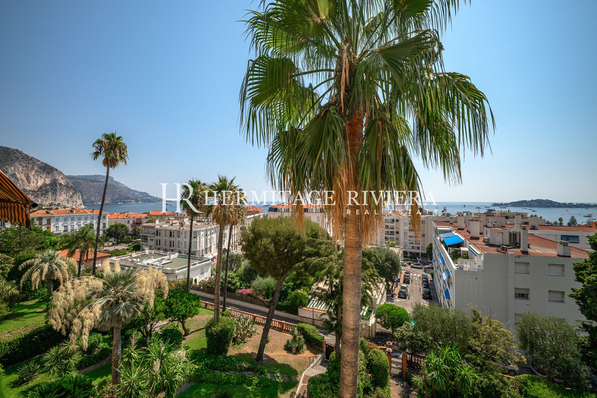 2-bedroom renovated apartment in the town centre with terrace, sea view (image 4)