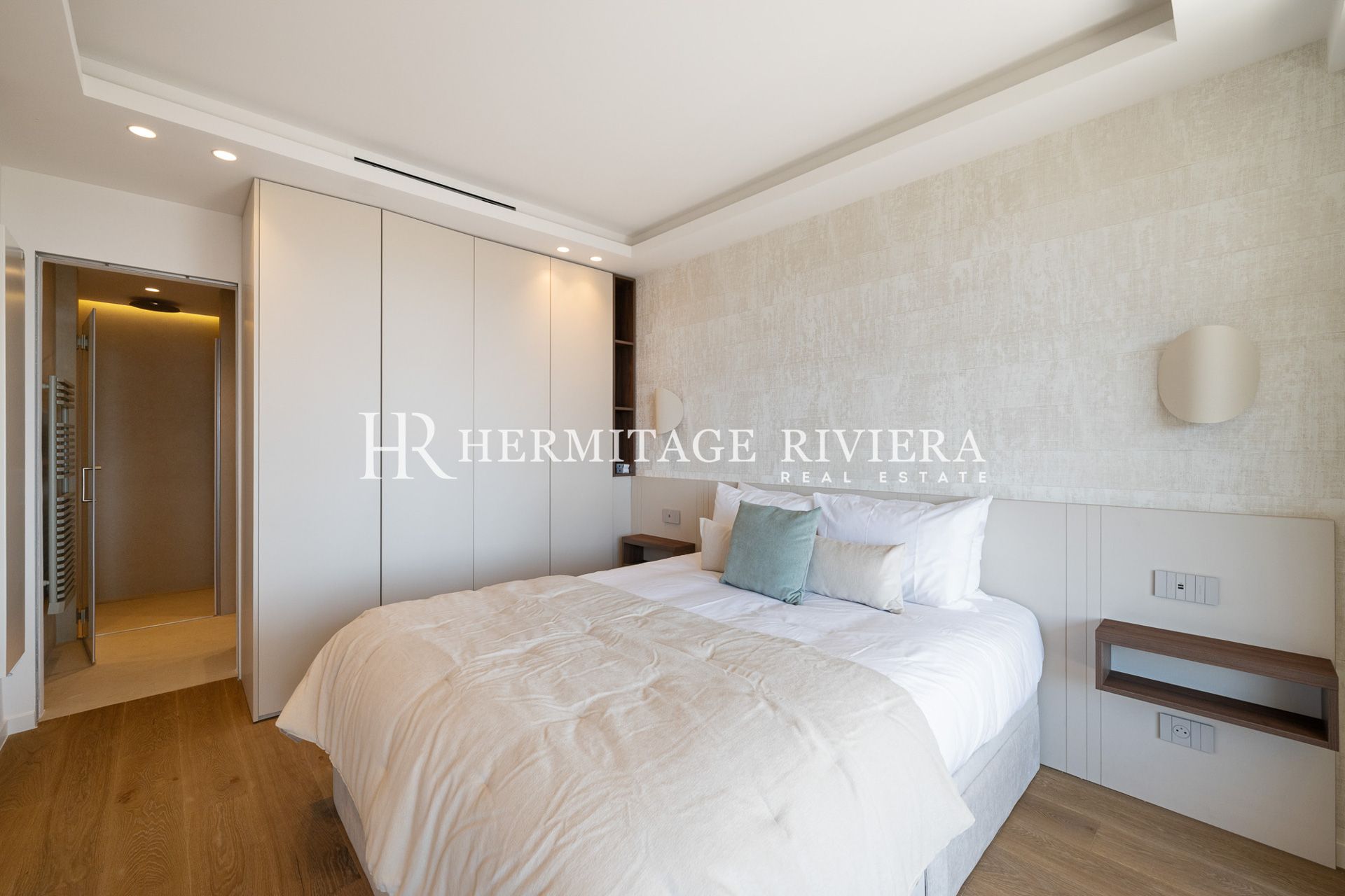 2-bedroom renovated apartment in the town centre with terrace, sea view (image 12)